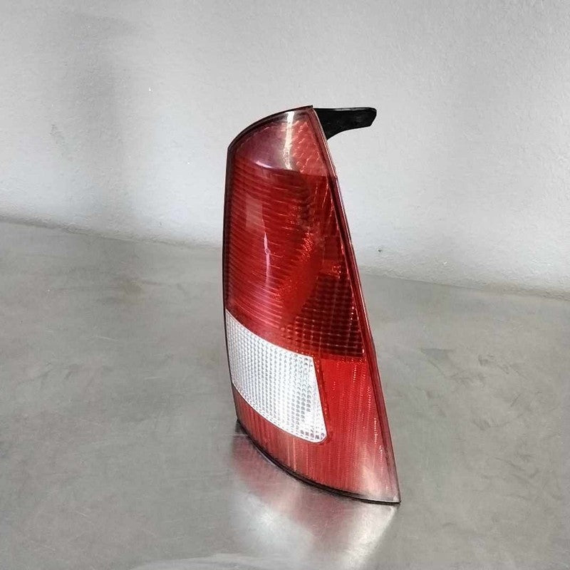 Tail Light Assembly FORD FOCUS Right 00 01 02 03 04 05 06 07