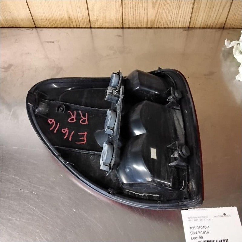 Tail Light Assembly CHRYSLER TOWN CNTRY Right 01 02 03