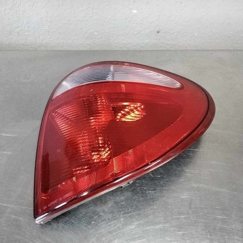 Tail Light Assembly CHRYSLER TOWN CNTRY Right 01 02 03