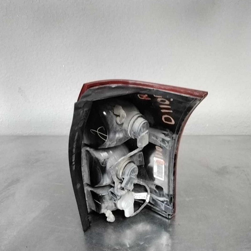 2002-2007 Saturn Vue Left Tail Light Assembly