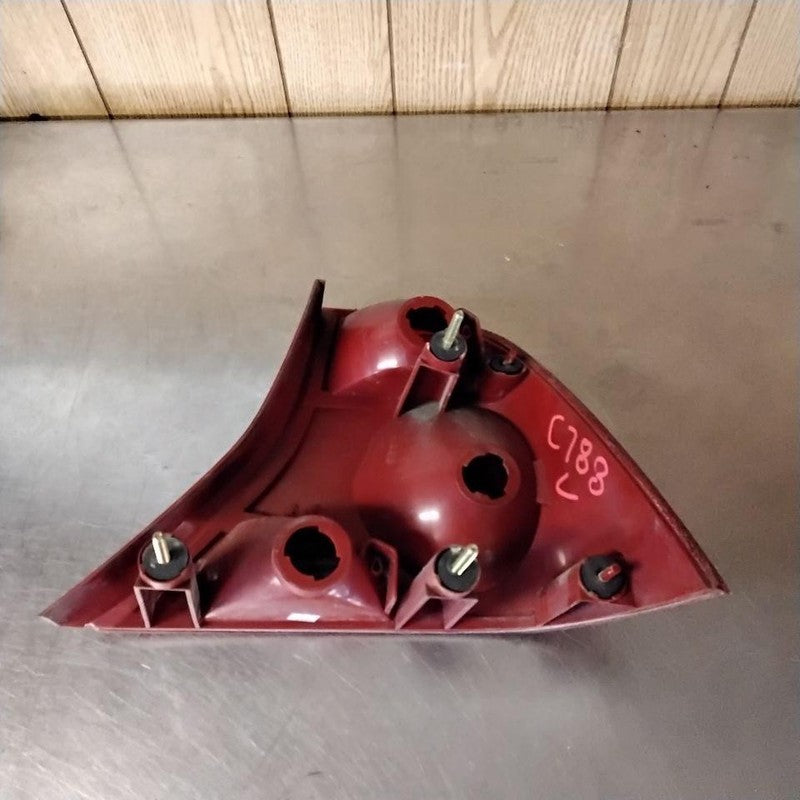 Tail Light Assembly FORD FOCUS Left 00 01 02 03 04