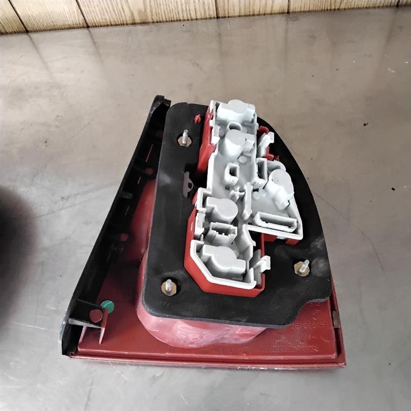 Tail Light Assembly VW PASSAT Left 01 02 03 04 05