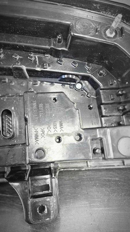 2015-2020 GMC Yukon Denali XL 1500 Right Tail Light Assembly OEM# 8453