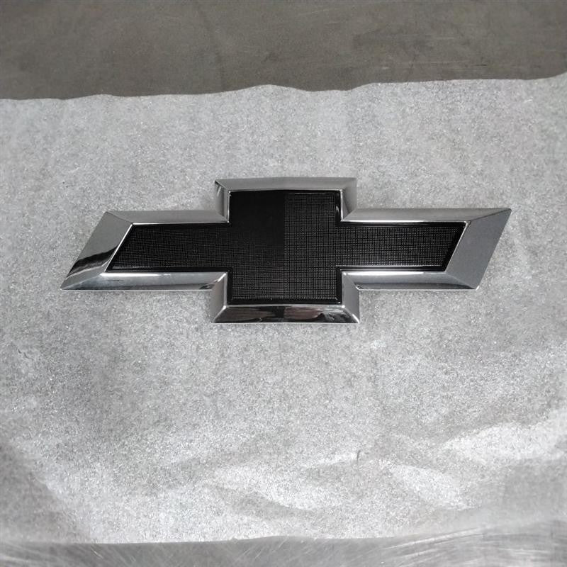 2016 Chevrolet Silverado 1500 Emblem OEM#23236301 New In Box