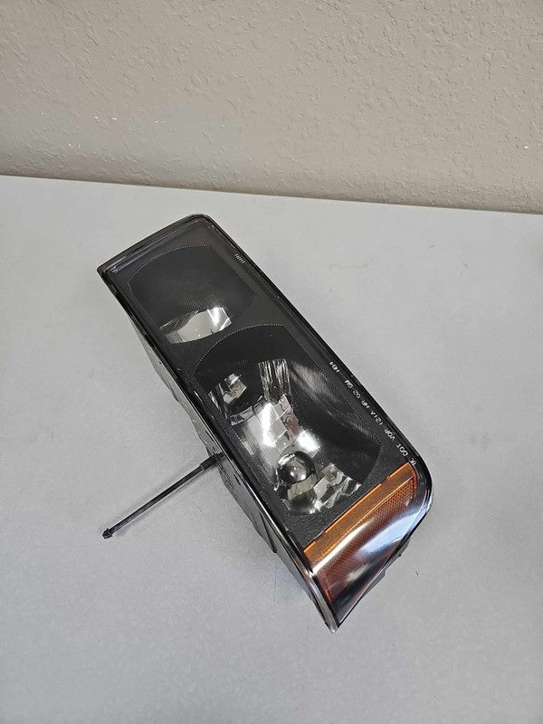2002-2005 Chevrolet Avalanche 1500 Right Headlamp Assembly