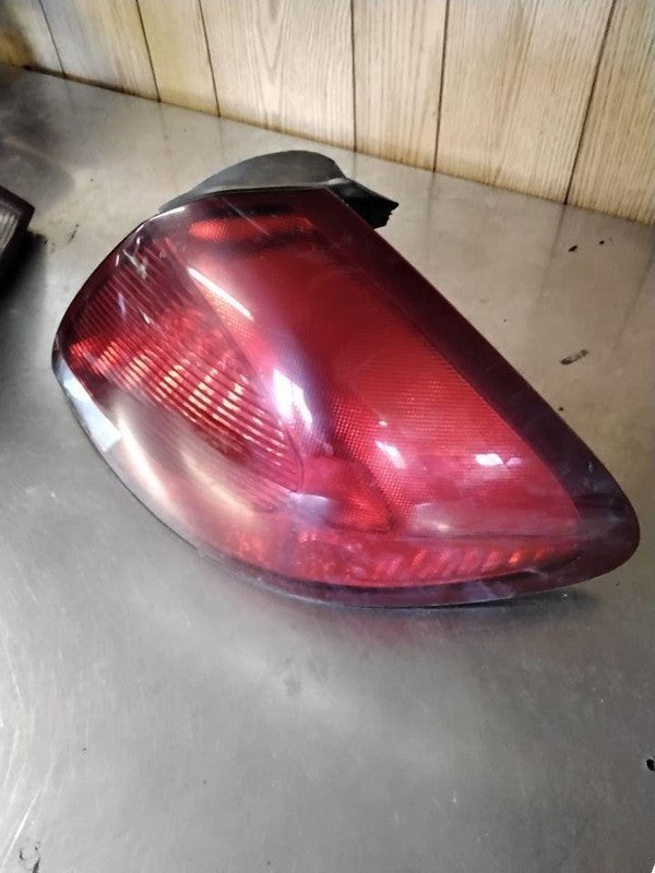 Tail Light Assembly FORD TAURUS Right 00 01 02 03