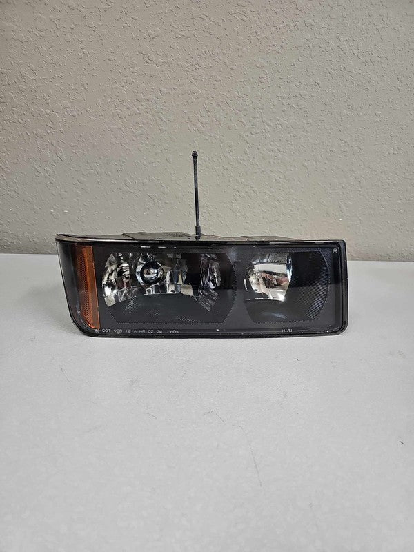 2002-2005 Chevrolet Avalanche 1500 Right Headlamp Assembly