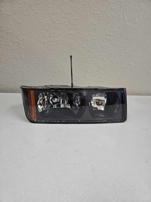 2002-2005 Chevrolet Avalanche 1500 Right Headlamp Assembly