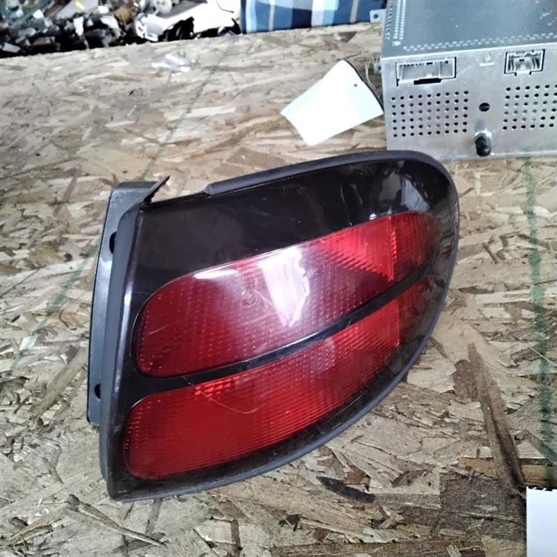 Tail Light Assembly FORD TAURUS Right 98 99 00 01 02 03 04 05