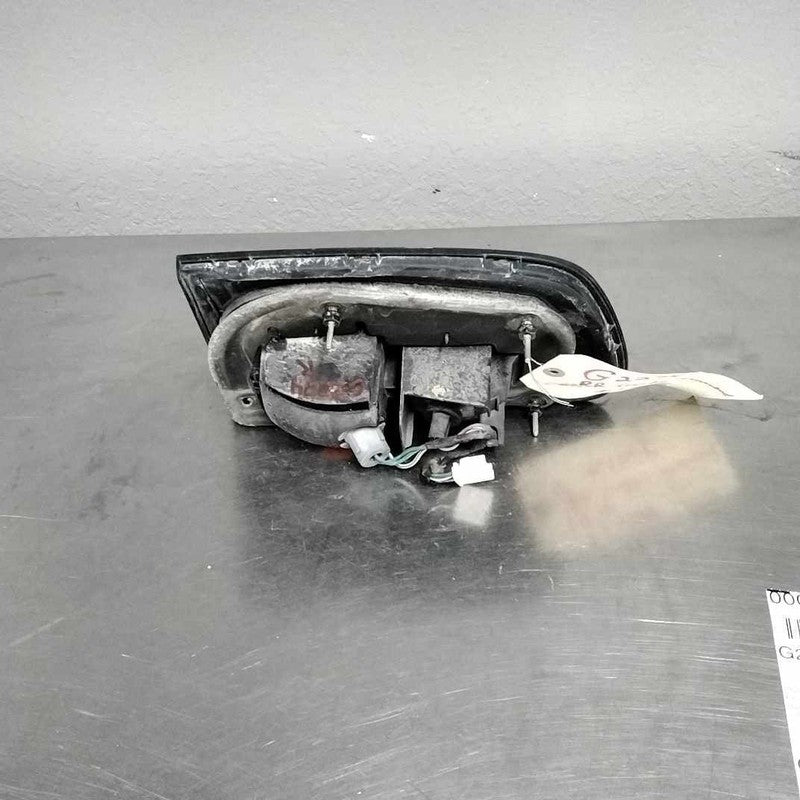 Tail Light Assembly TOYOTA SIENNA Right 98 99 00 01 02 03
