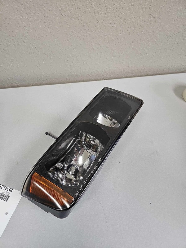 2002-2005 Chevrolet Avalanche 1500 Right Headlamp Assembly