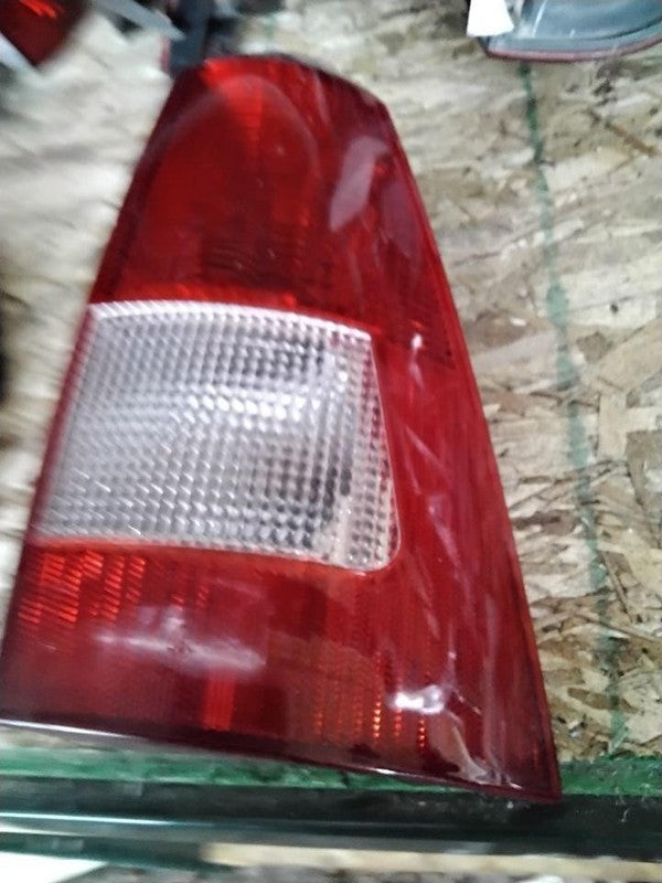 Tail Light Assembly FORD FOCUS Right 00 01 02 03 04 05 06 07