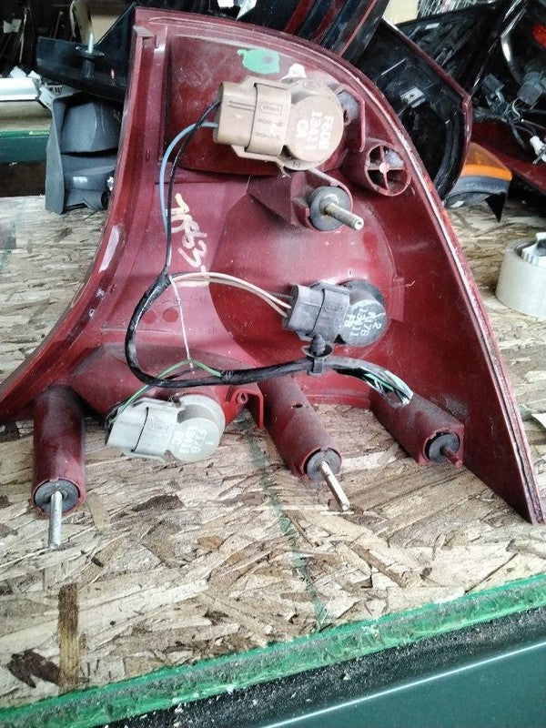Tail Light Assembly FORD FOCUS Left 00 01 02 03 04