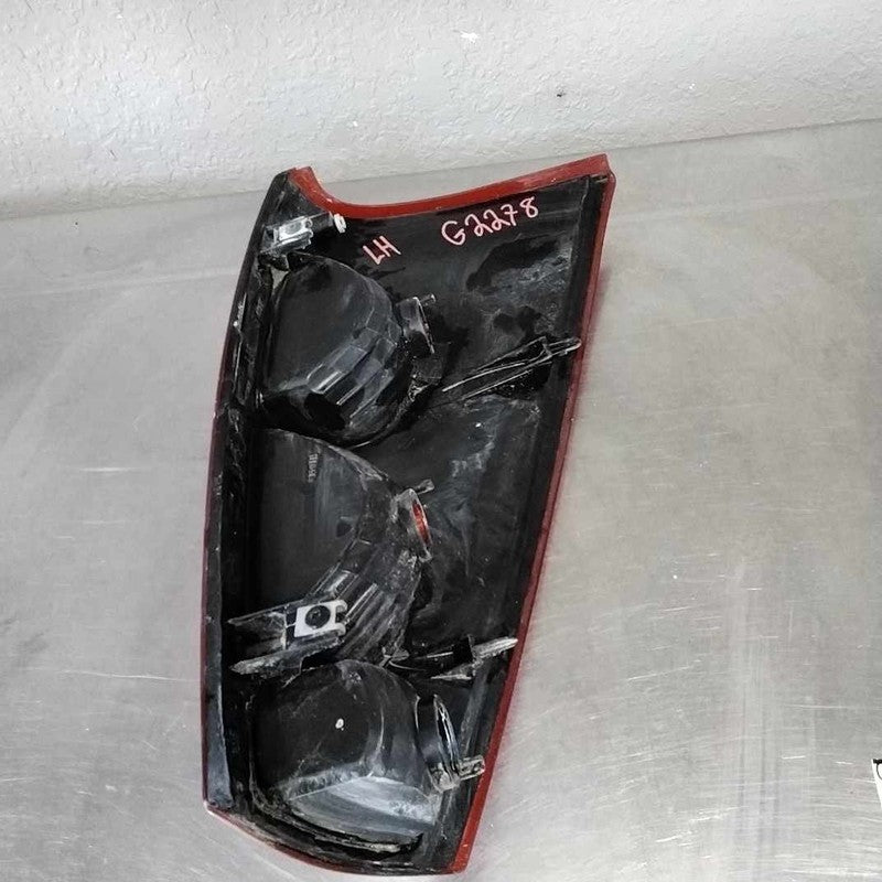 2002-2006 Left Tail Light Assembly Chevy Avalanche 1500