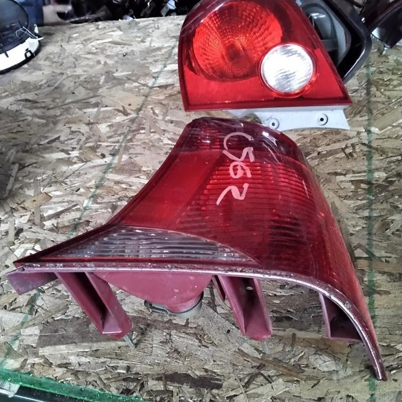 Tail Light Assembly FORD FOCUS Right 00 01 02 03 04
