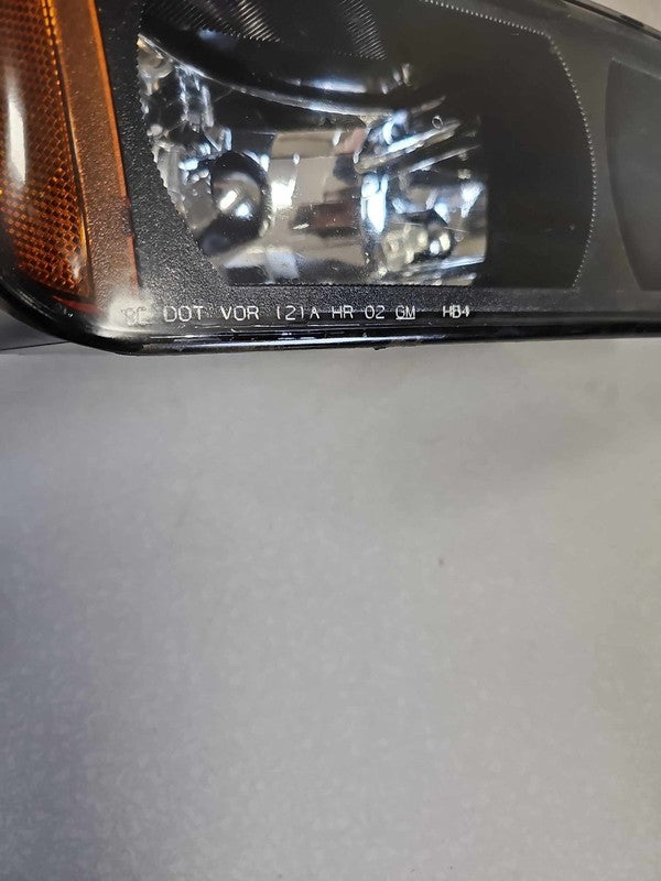 2002-2005 Chevrolet Avalanche 1500 Right Headlamp Assembly