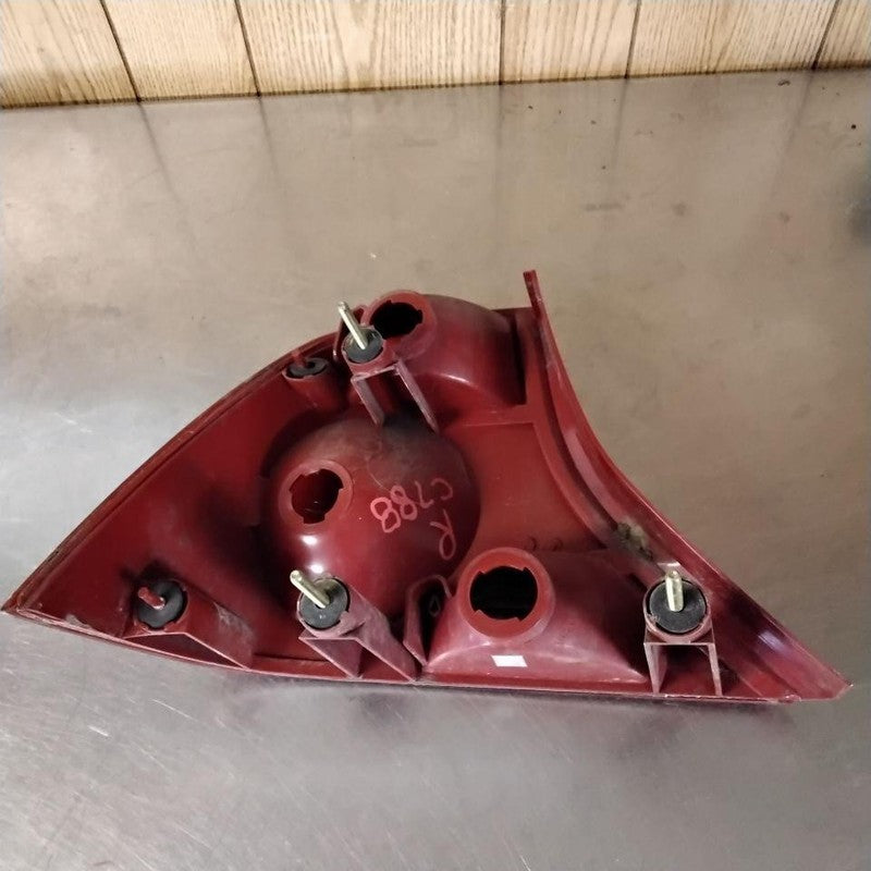 Tail Light Assembly FORD FOCUS Right 00 01 02 03 04