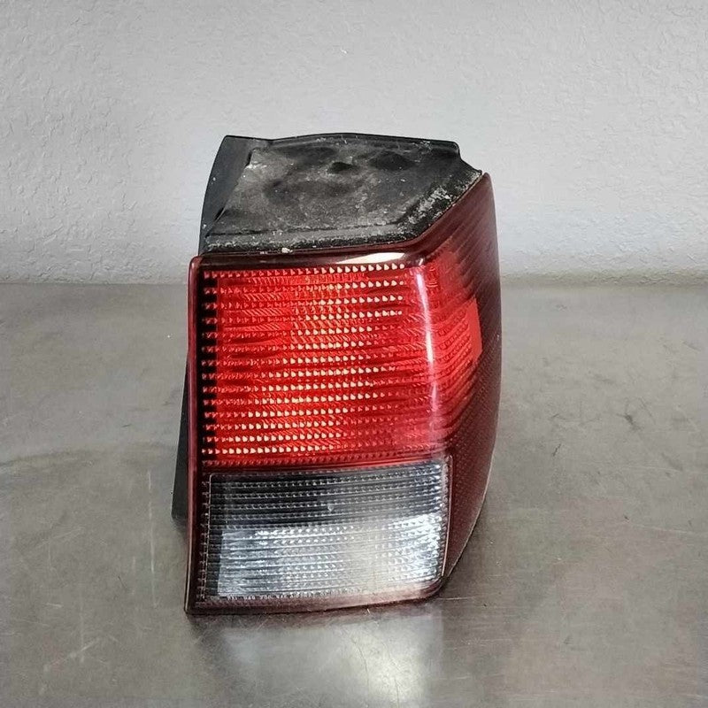 Tail Light Assembly MITSUBISHI ENDEAVOR Right 04 05