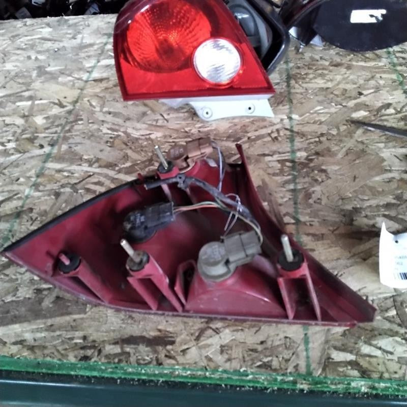 Tail Light Assembly FORD FOCUS Right 00 01 02 03 04